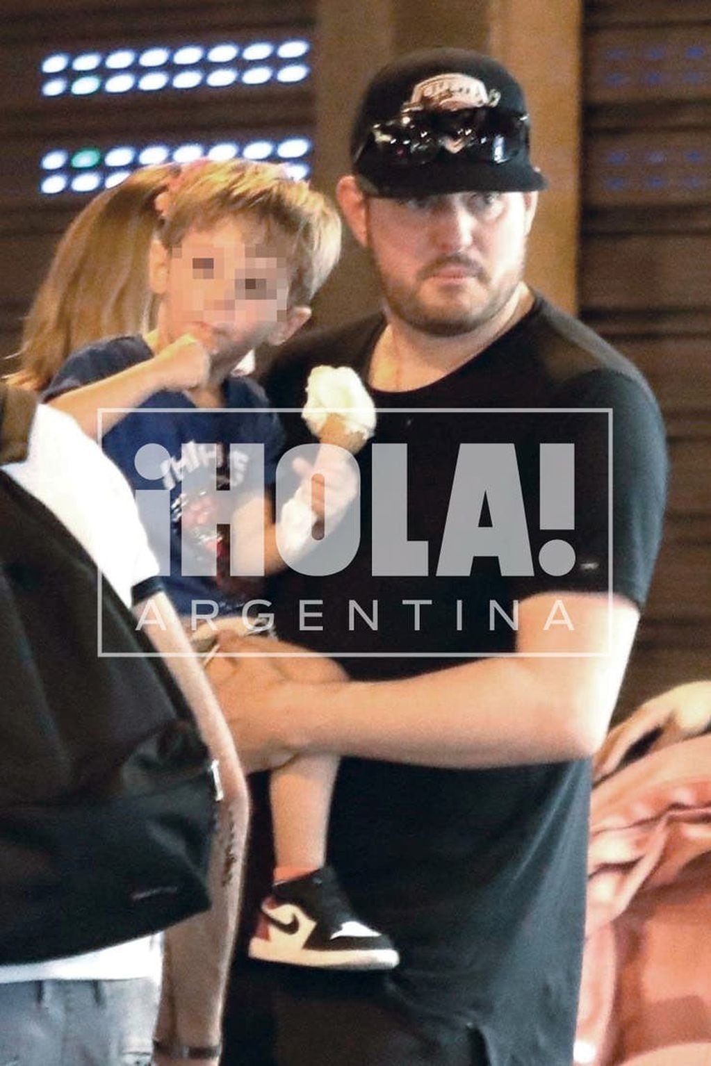 Michael Bublé tiene en brazos a Elías, que disfruta de un helado  (Fotos: gentileza ¡Hola! Argentina)