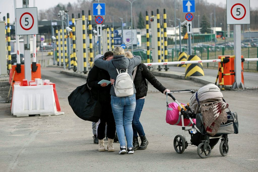 Refugiados huyen de la zona del conflicto en Ucrania.