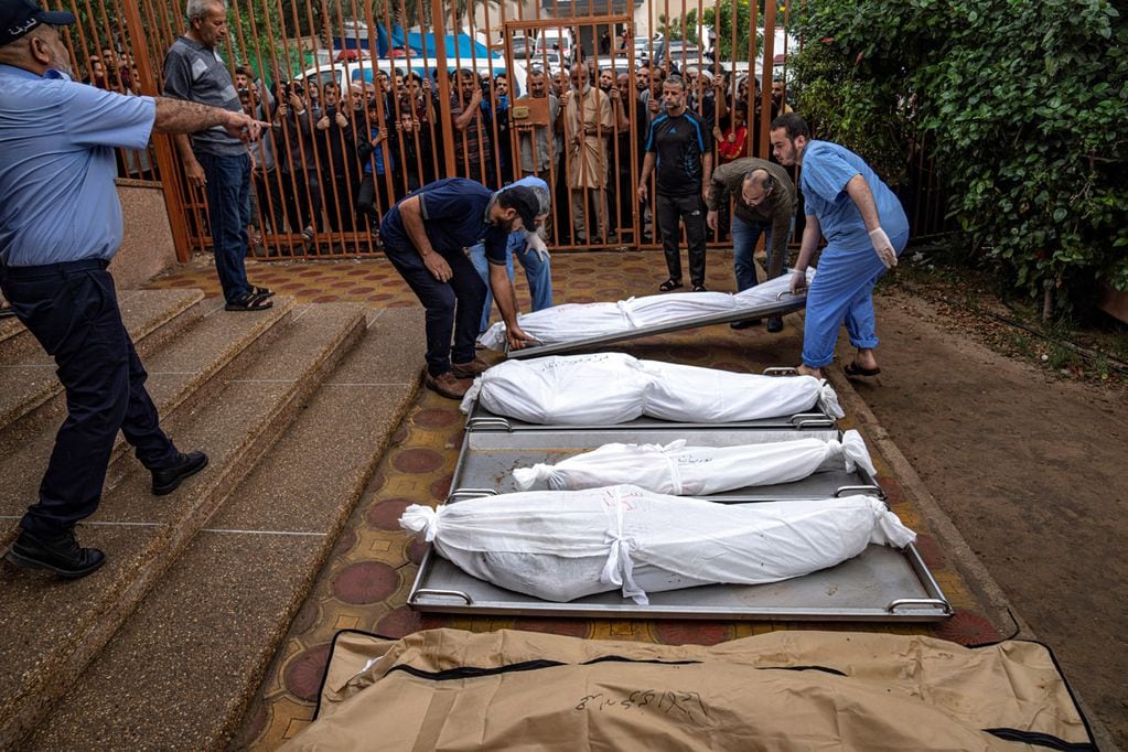 Palestinos preparan los cuerpos para los funerales de quienes murieron en el bombardeo israelí de la Franja de Gaza, en el hospital de Khan Younis.