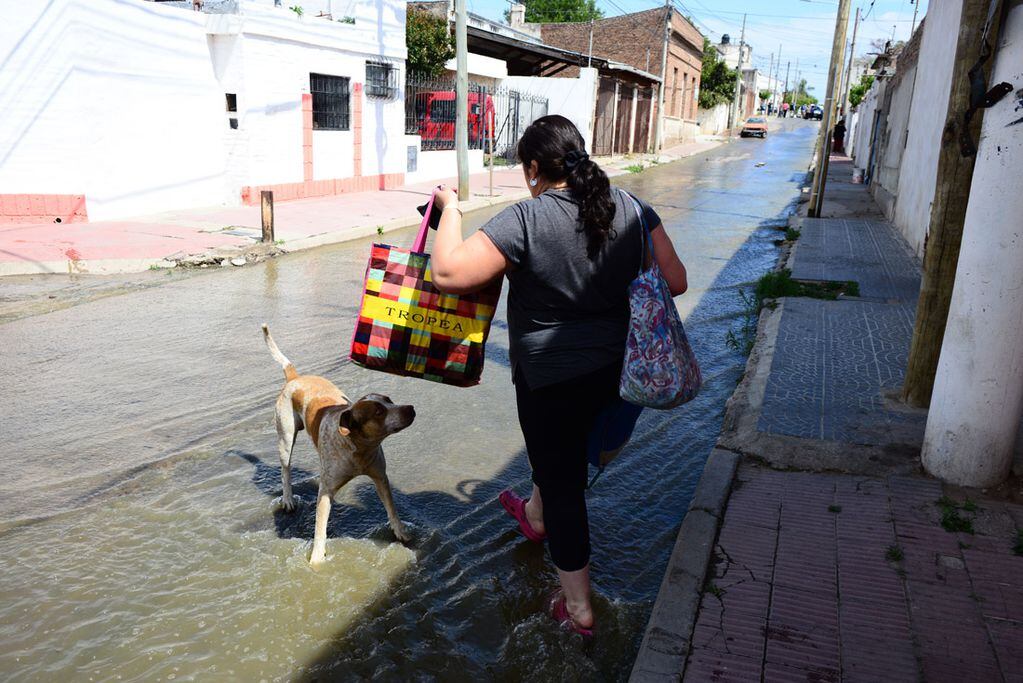 Desborde cloacal en barrio Alberdi, calle Arturo Orgaz al 600.  Un caño de cloacas roto ocasionó un río de aguas servidas en la zona. ( José Gabriel Hernández)