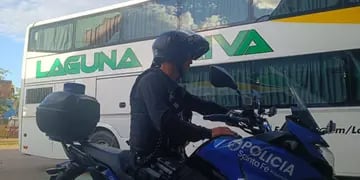 Atacaron un micro con policías en Rosario