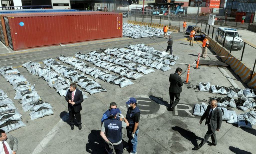 Transportaban cocaina en conteiners a Europa ocultas en bolsas de carbón vegetal.