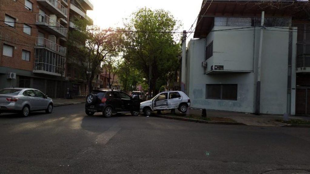 El choque ocurrió en la esquina de Colón y Cerrito. (@somosrosariook)