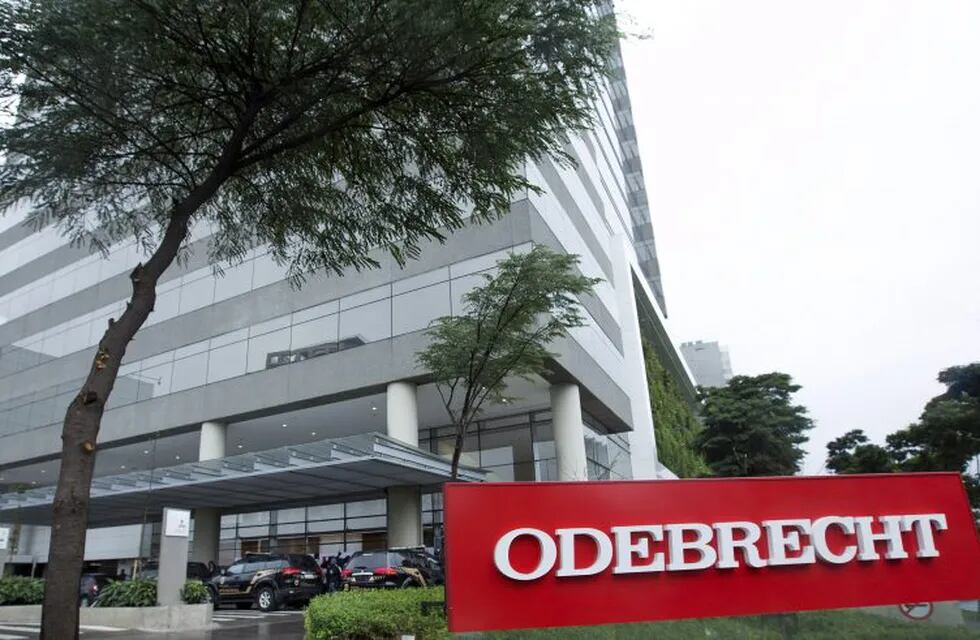 Federal police cars are parked in front of the headquarters of Odebrecht, a large private Brazilian construction firm, in Sao Paulo, Brazil, June 19, 2015. Federal police agent Igor Romario confirmed that Odebrecht CEO Marcelo Odebrecht and Andrade Gutierrez CEO Otavio Marques Azevedo were among 12 people arrested on Friday in a corruption investigation at state-run oil firm Petrobras. Brazilian prosecutor Carlos Fernando dos Santos Lima said at a news conference in the southern city of Curitiba that an investigation into Brazil's two largest construction firms uncovered a sophisticated scheme of illegal acts, including participating in a cartel and fraud in project bidding. REUTERS/Rodrigo Paiva brasil  escandalo corrupcion empresa estatal petrobras investigacion empresarios acusados de corrupcion detencion detenido ejecutivos empresa odebrecht