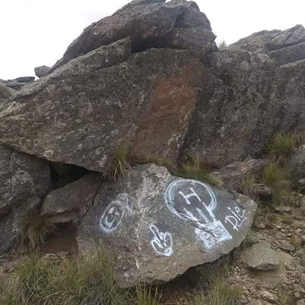 Turistas aparentemente de Firmat pintaron piedras en la reserva del Cerro Champaquí. (Walter Gómez-Radio Stylo)