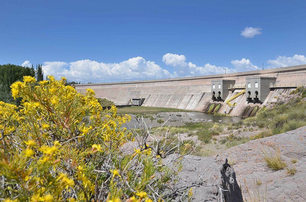 El gobernador de la provincia de Mendoza  firmó un decreto mediante el cual inicia el proceso de demanda contra la Nación por la distribución de regalías de la represa Hidroeléctrica. 