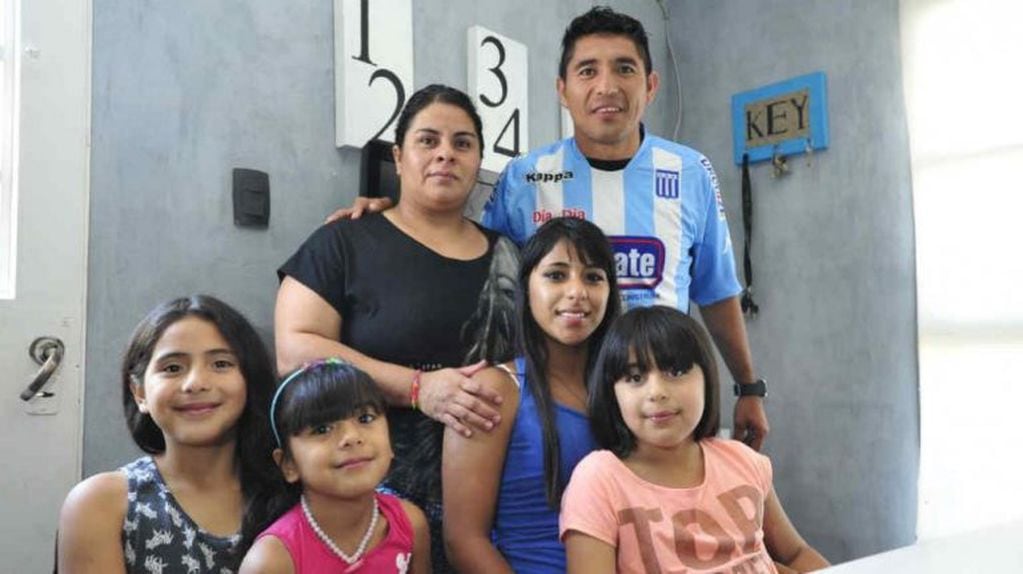 El Beto Velárdez posa con su familia en una foto de 2015 en su casa de barrio Ampliación Vicor de la ciudad de Córdoba