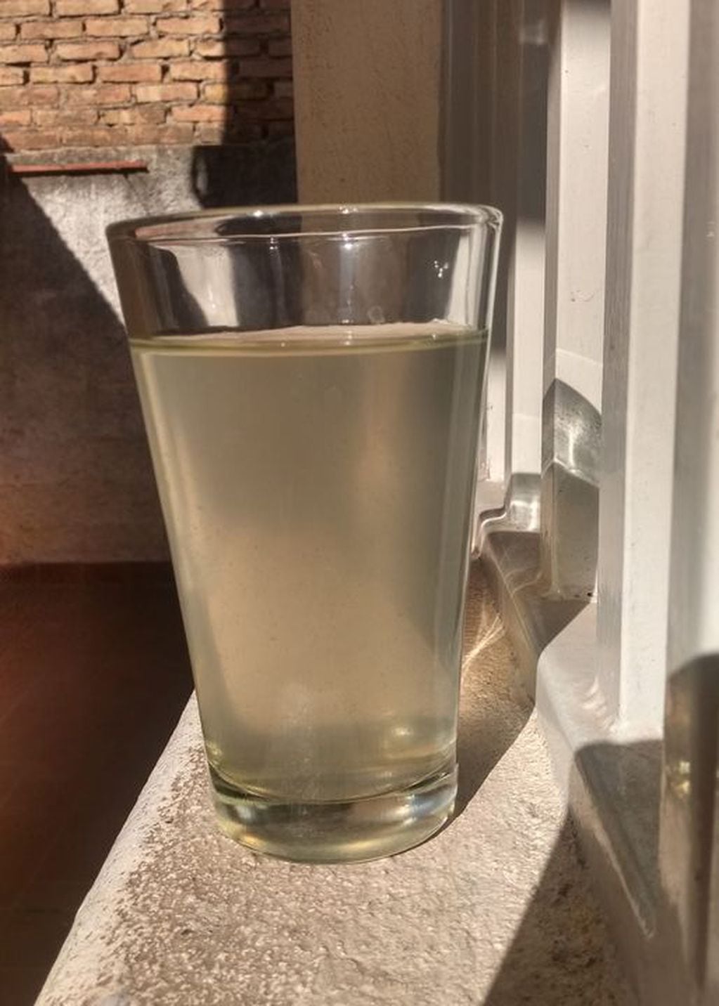 Un vaso de agua de la canilla en ciudad de San Luis