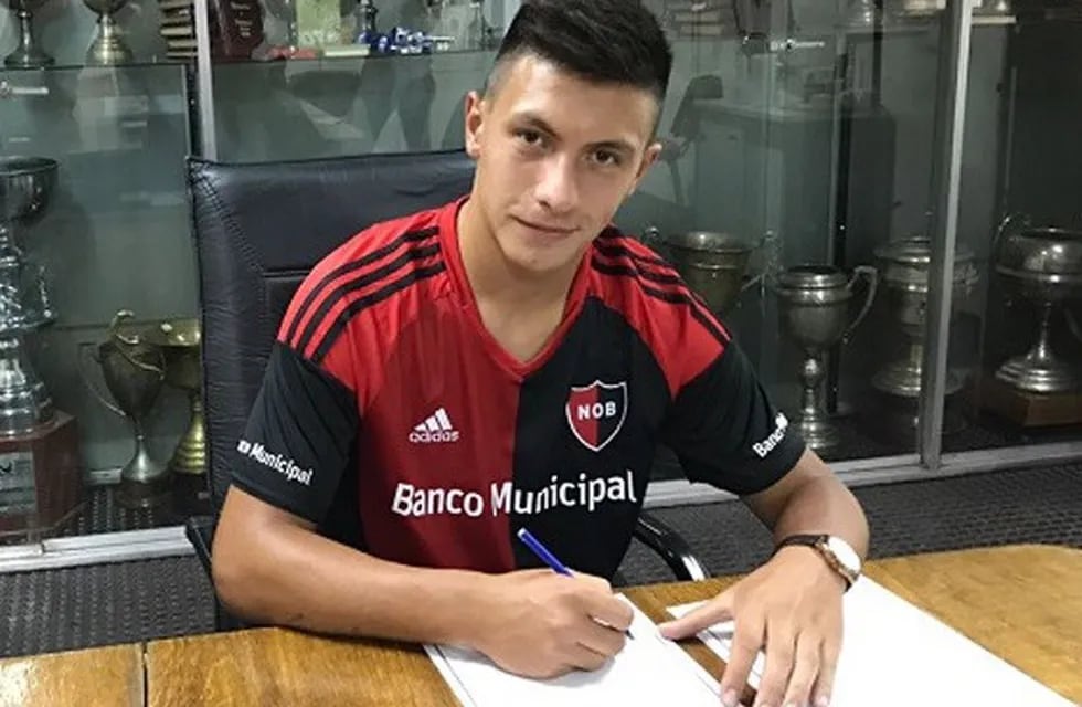 Lisandro Martínez, firmando el contrato en Newell's. (CANOB)