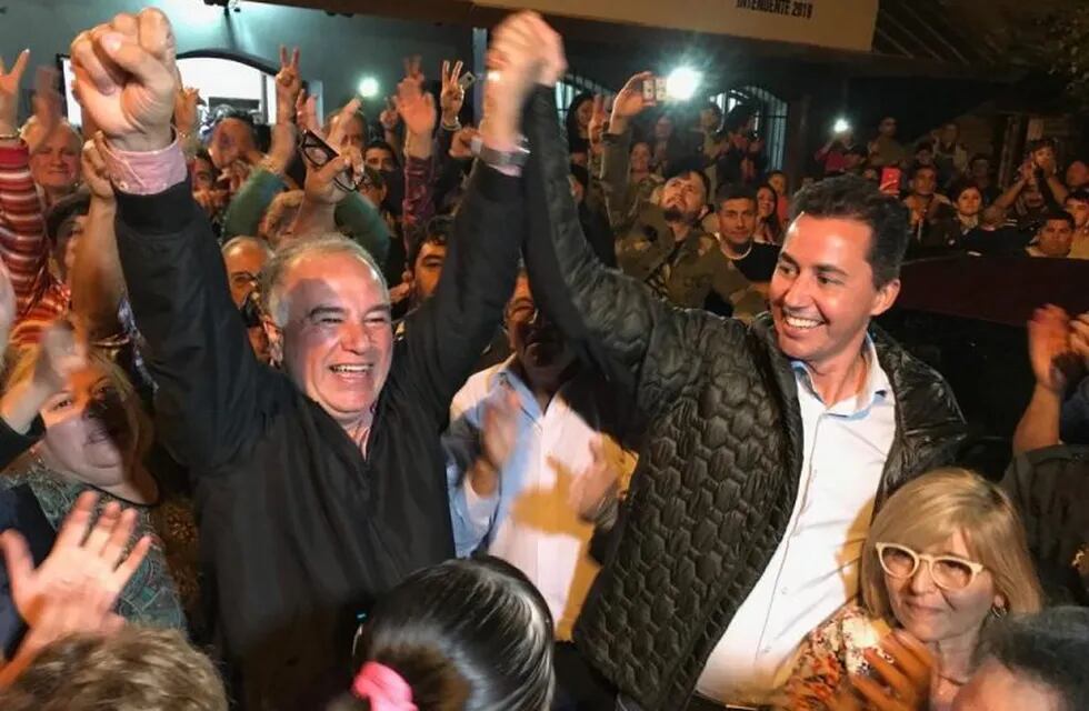 El intendente Claudio Chavero celebra el amplio triunfo junto al candidato a vice gobernador Manuel Calvo