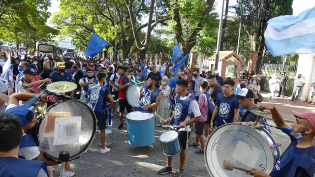Gremialistas con remeras de diferentes sindicatos se pararon frente a los ingresos donde los vecinos estaban protestando. Foto: Clarín