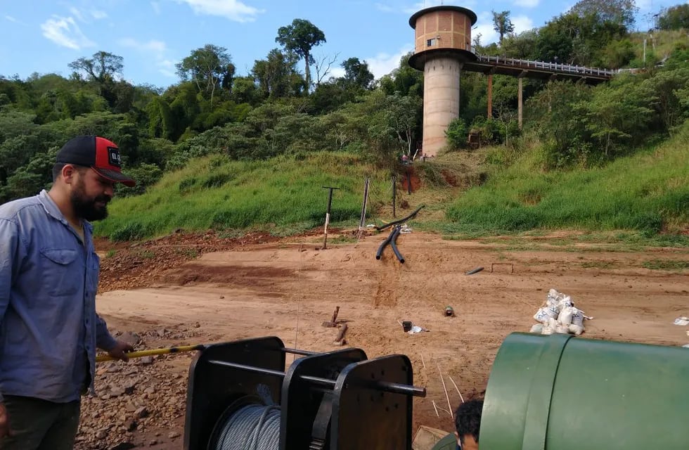 Arriban a Puerto Iguazú nueva cañería para modificar el sistema de captación de agua