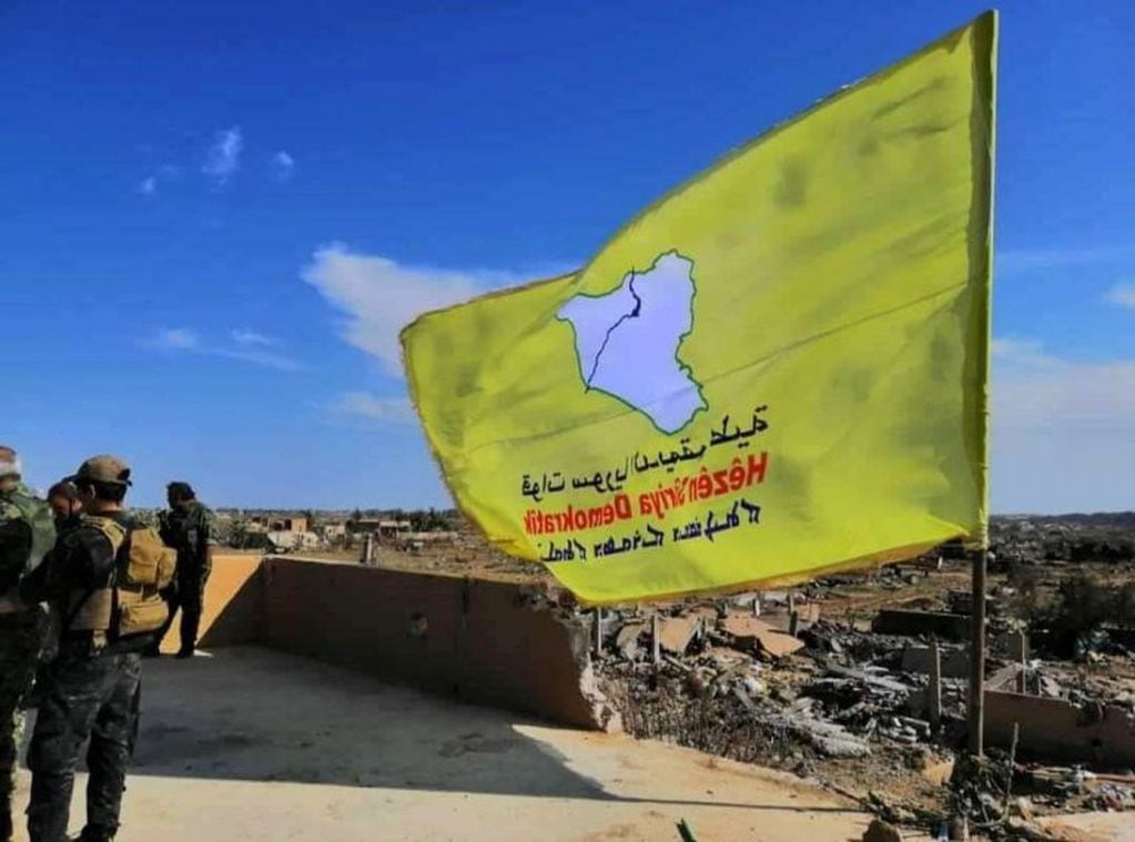 La bandera amarilla de las Fuerzas de Siria Democrática (FSD) tras la victoria (Foto: EFE)