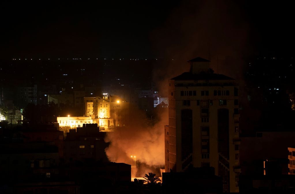 El humo se eleva luego de los ataques con misiles israelíes en la ciudad de Gaza, el viernes 14 de mayo de 2021.