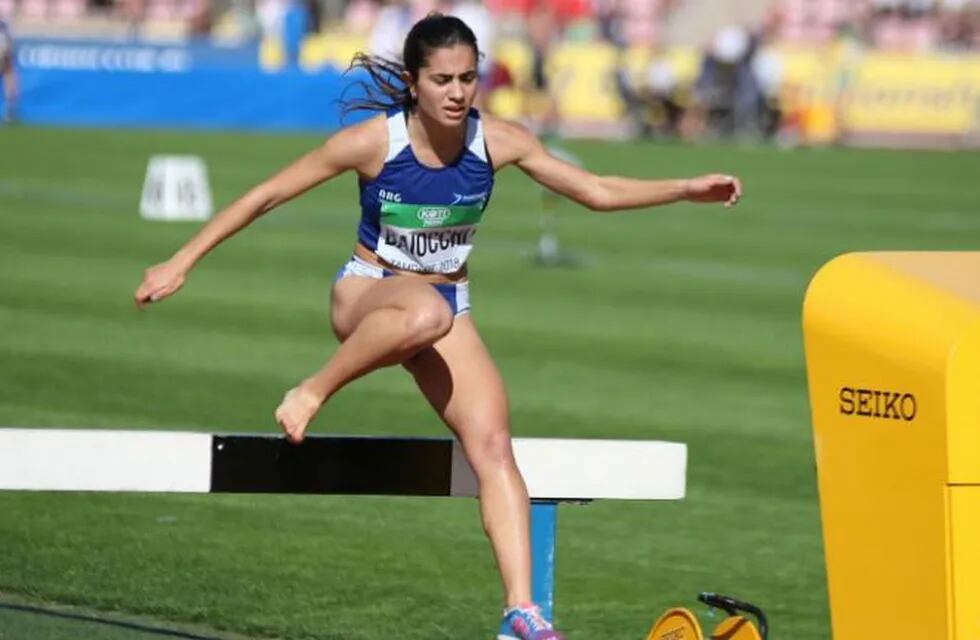 Clara Baiocchi, la atleta cordobesa que terminó los 3.000 metros semidescalza y sangrando.