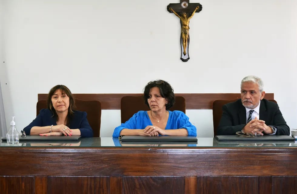El Tribunal Oral en lo Criminal 1 de Jujuy estará integrado por las juezas Ester Felicia Barrios y María Alejandra Tolaba -como presidenta de trámite - y el juez Luciano Yapura, con secretaría a cargo de Karina Planckensteiner.