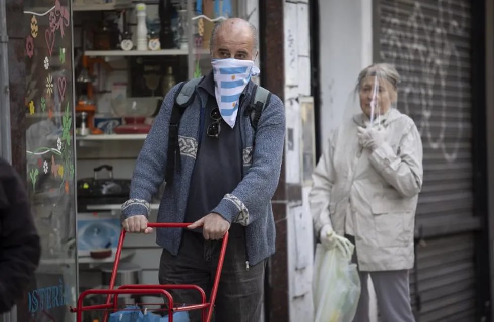 Personas con mascarilla y otras protecciones contra el coronavirus en Argentina. (dpa)
