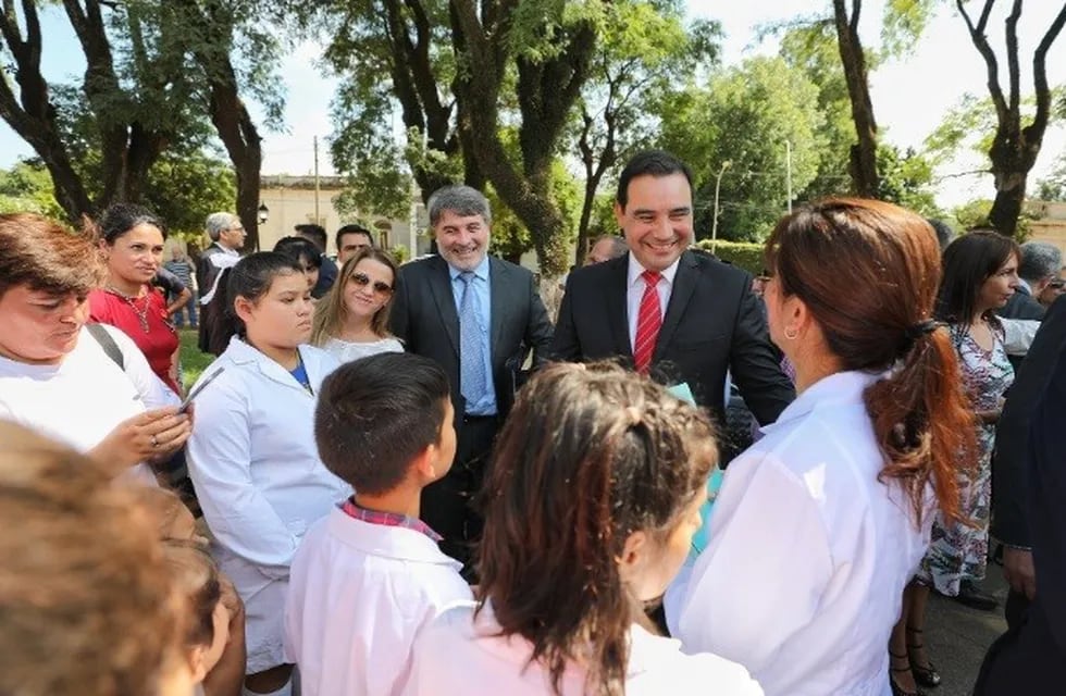 El Gobernador de Corrientes se comprometió a reconstruir la escuela que robaron y quemaron en Alvear.