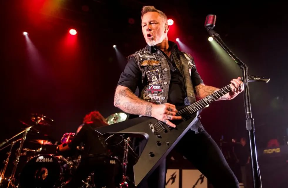 Lead singer James Hetfield of Metallica performs at the Opera House, a small venue with a 950 person capacity, in Toronto, Tuesday, Nov. 29, 2016. Proceeds from the show will go to The Daily Bread Food Bank, an organization that helps combat hunger. (Mark Blinch/The Canadian Press via AP) canada toronto James Hetfield recital de metallica musica recitales