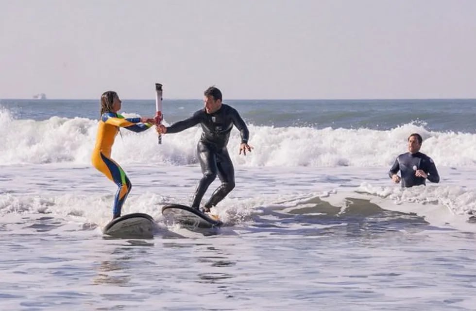 La antorcha surfeó en Mar del Plata.