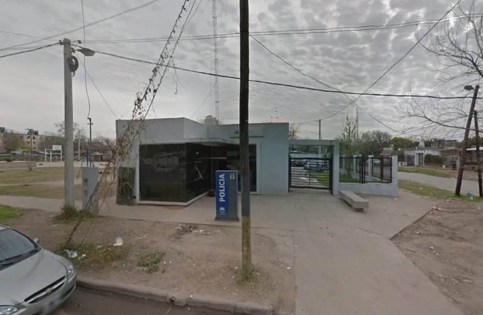 La gresca de desencadenó en la puerta de la Comisaría 12°. (Google Street View)