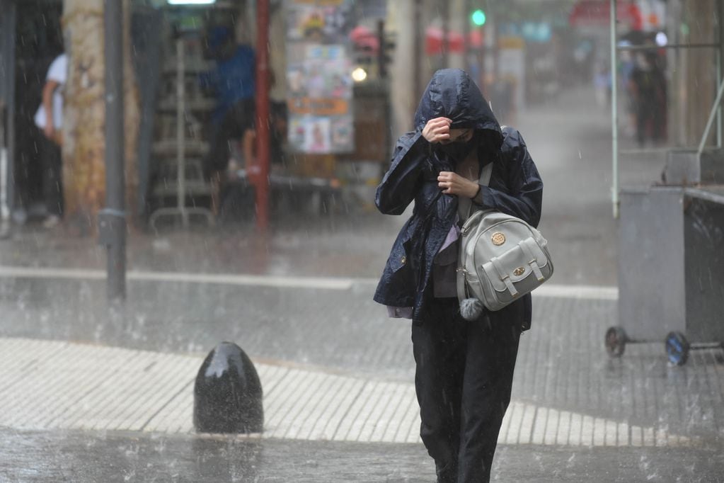 Lluvia tormenta agua
Fuerte lluvia sorprendió en el centro de Mendoza