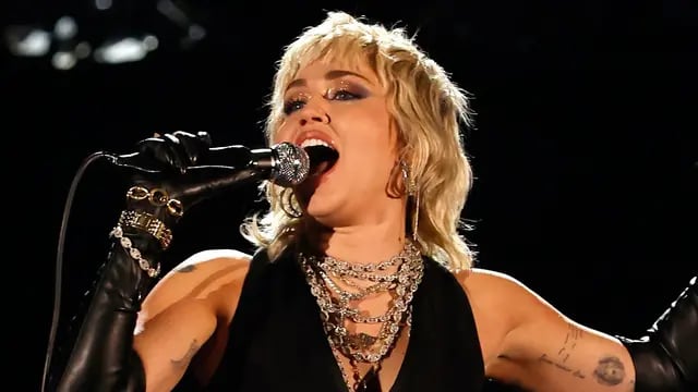Miley la rompió al cantar dos canciones de Queen