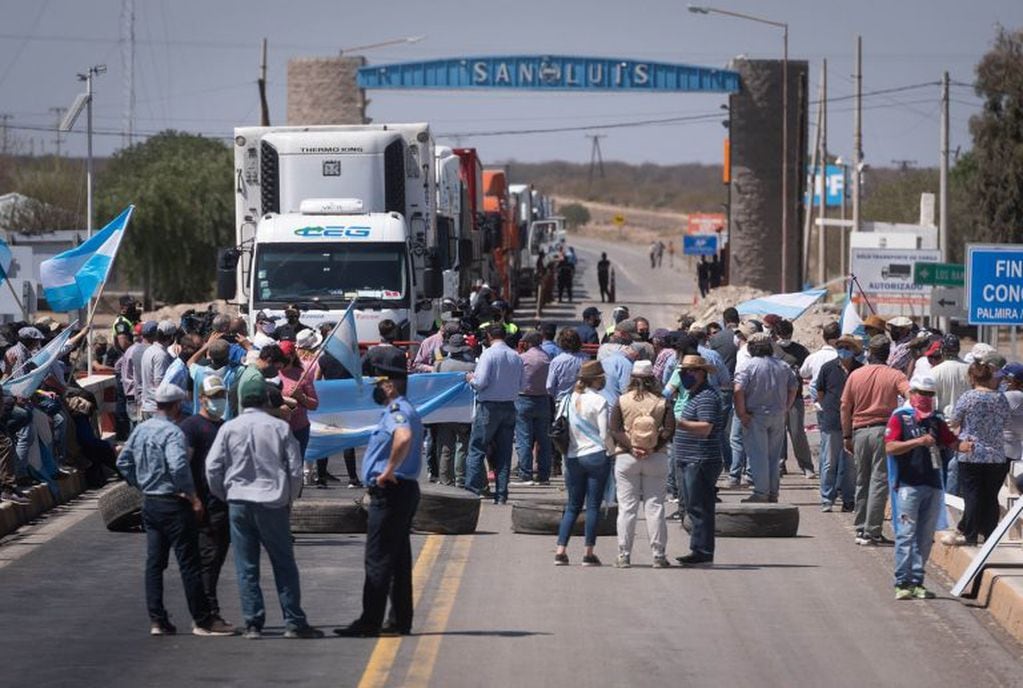 Una larga cola de camiones están están esperando que se solucione el conflicto para poder ingresar con sus productos a Mendoza