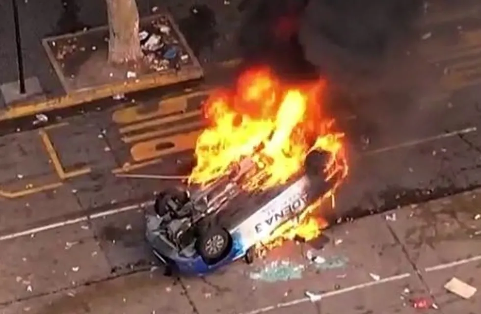 Incendiaron un auto de Cadena 3 en Buenos Aires.