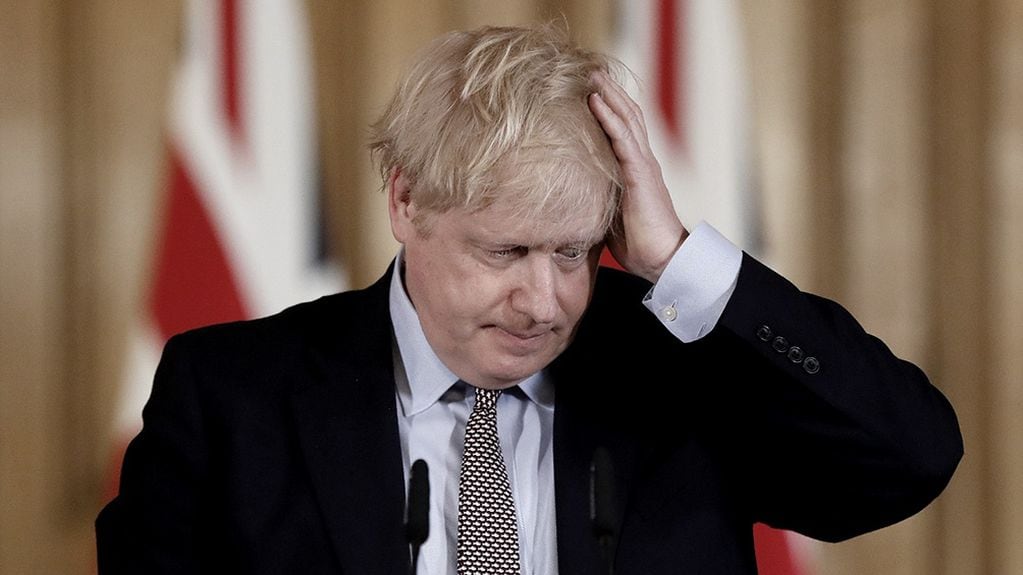 Renunciaron 16 miembros del gabinete británico y cada vez son más los pedidos de renuncia a Boris Johnson. 