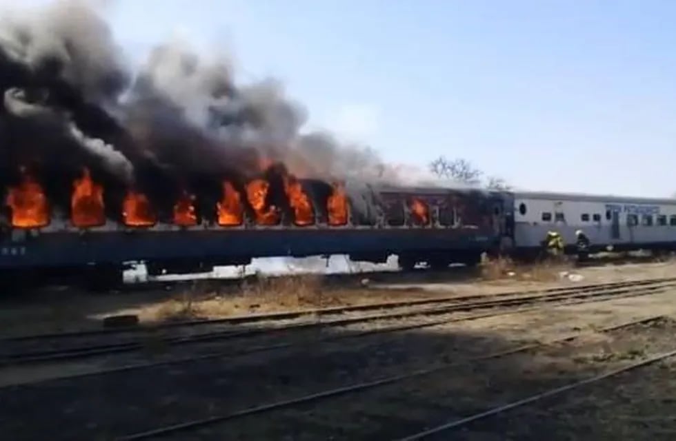 Tren patagónico incendiado