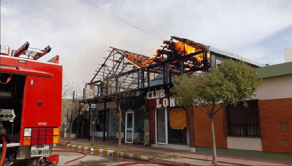 Incendio estructural sobre calle Mitre en Arroyito