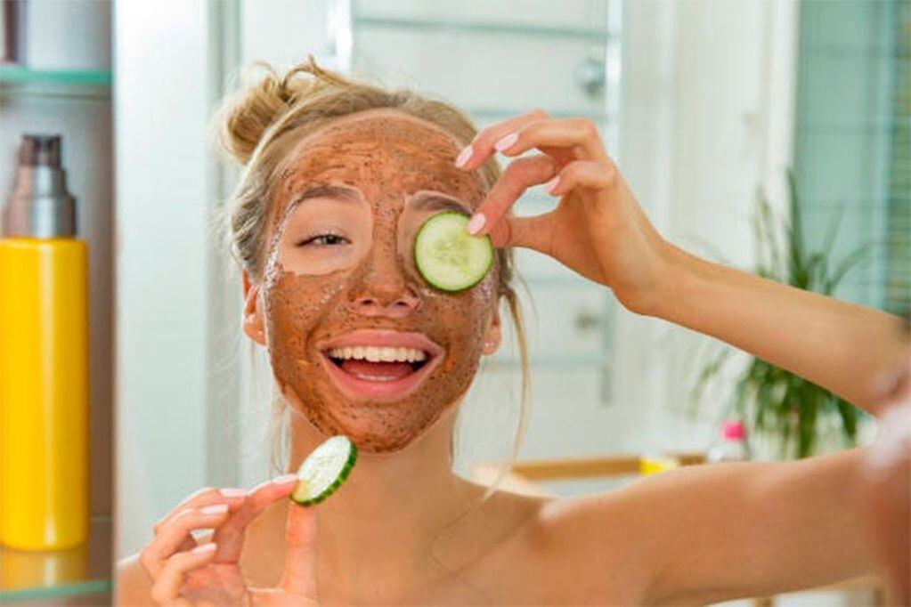 Los productos naturales son ideales para cuidar la piel de la cara.