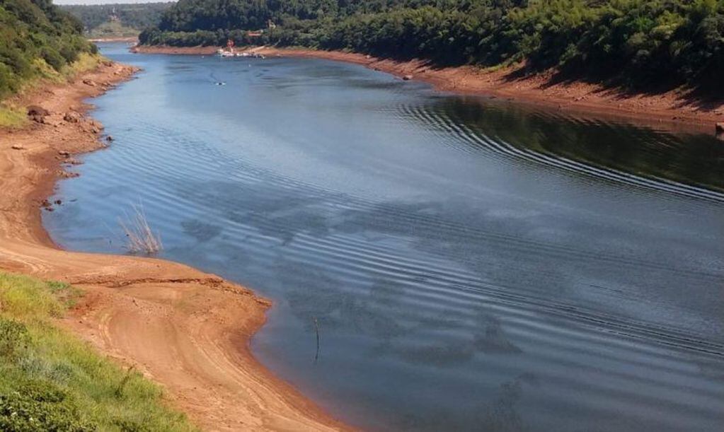 El río Iguazú a mitad de altura complica el abastecimiento de agua en el municipio