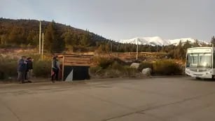 Vecinos de Bariloche construyeron su propia garita para pasar el frío mientras esperan el colectivo