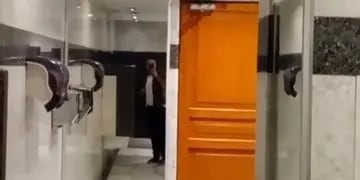 Video viral de un cordobés en un baño en México