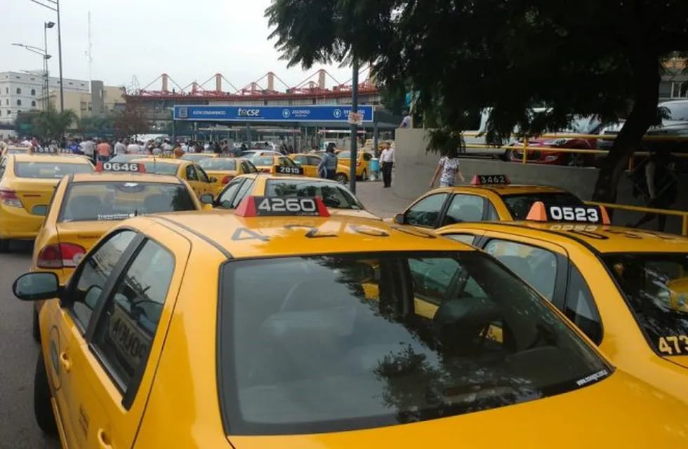 La protesta de los taxistas en la zona de la Terminal de Córdoba por la llegada de Uberl.