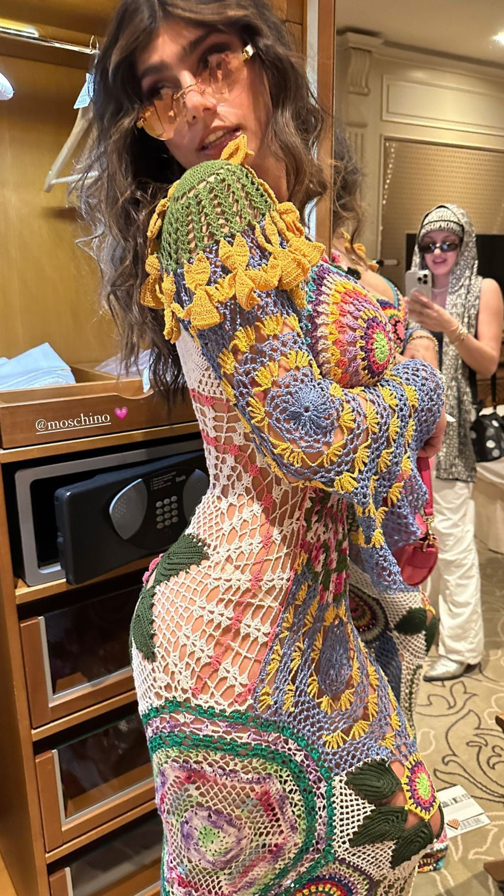 Mia Khalifa maravilló a sus fans con un vestido Moschino de crochet diseñado exclusivamente para ella.