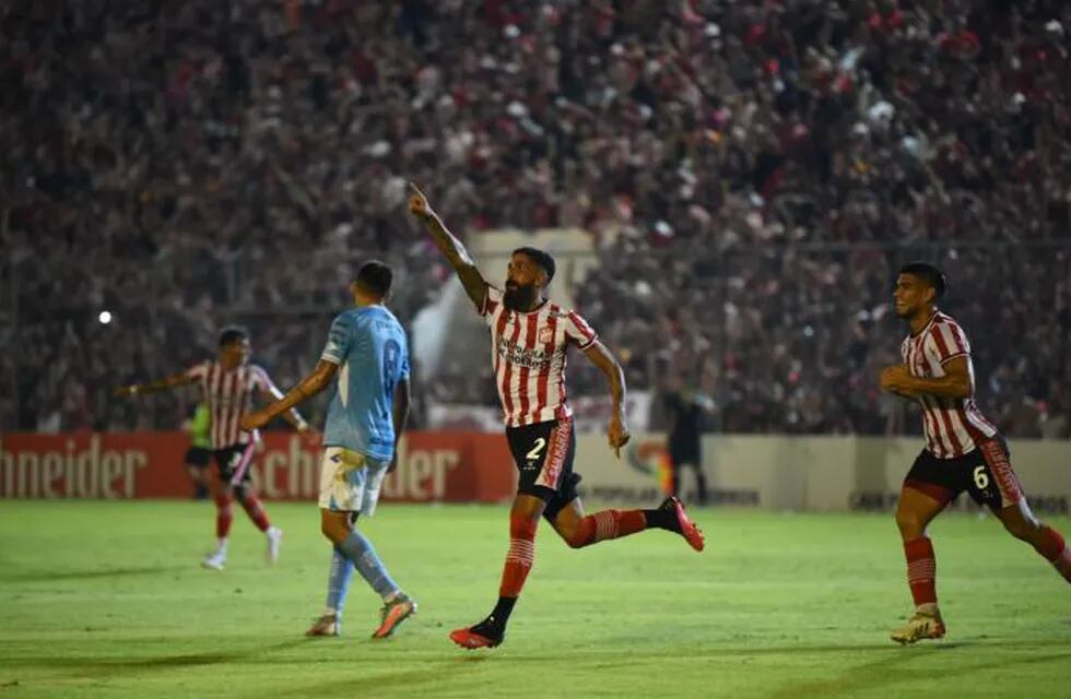 Orellana celebra el 1 a 0 de San Martín de Tucumán ante Estudiantes de Río Cuarto (Gentileza La Gaceta de Tucumán).