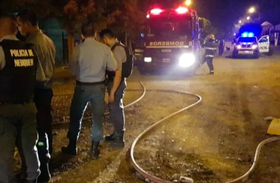 Un grupo de vecinos rescató a un hombre al que se le prendía fuego la casa.