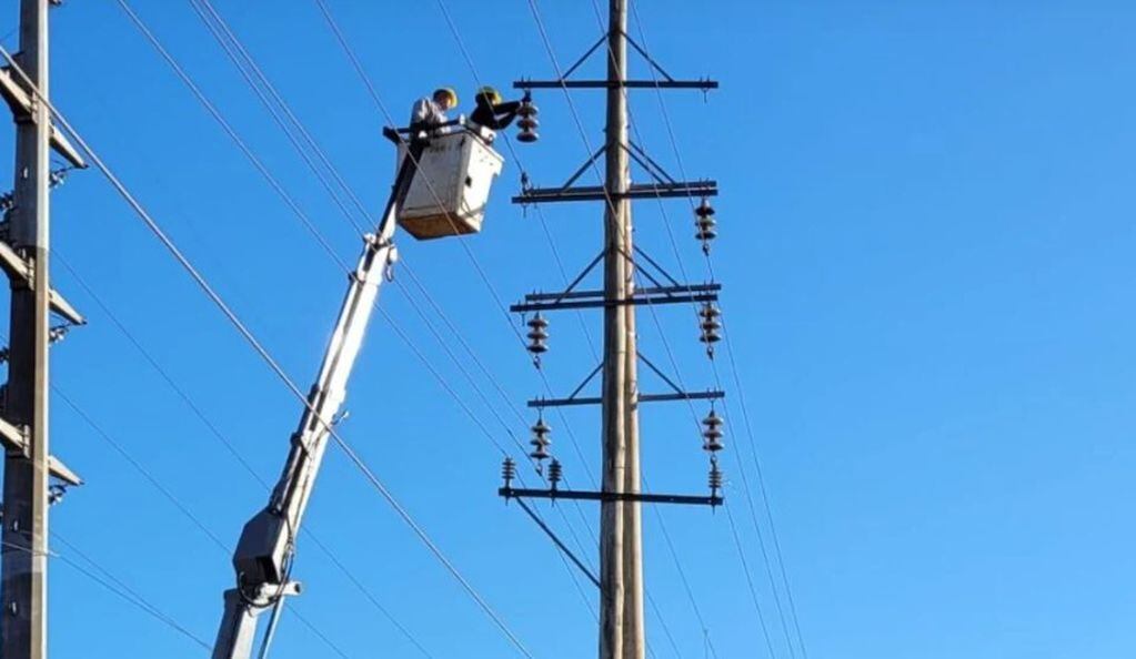 Finalizan reemplazo de postes de tendido eléctrico en la zona Sur.