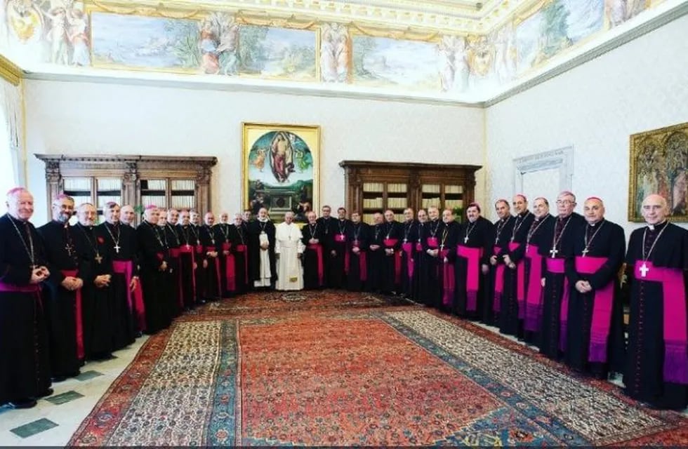 El Papa Francisco junto a 31 obispos del NEA, Litoral y zona platense. (Foto: Episcopado)