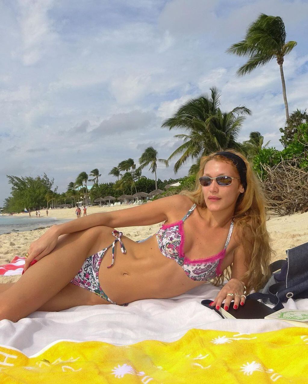 Bella Hadid tomando sol desde las Islas Caimán