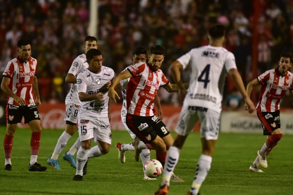 Nicolás Mazzola, jugador de Instituto, en el partido ante Quilmes en Alta Córdoba. (Facundo Luque / La Voz)