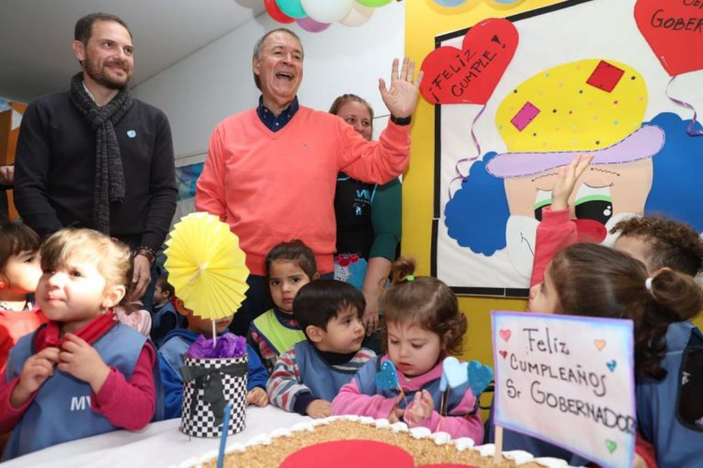 Juan Schiaretti cumple 70 años y fue saludado por vecinos y recibido con torta en una guardería de Villa María.