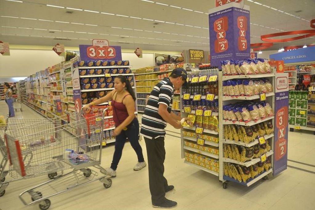todos los supermercados e hipermercados de la provincia deberán cerrar sus puertas a las 21 horas, sin excepción.