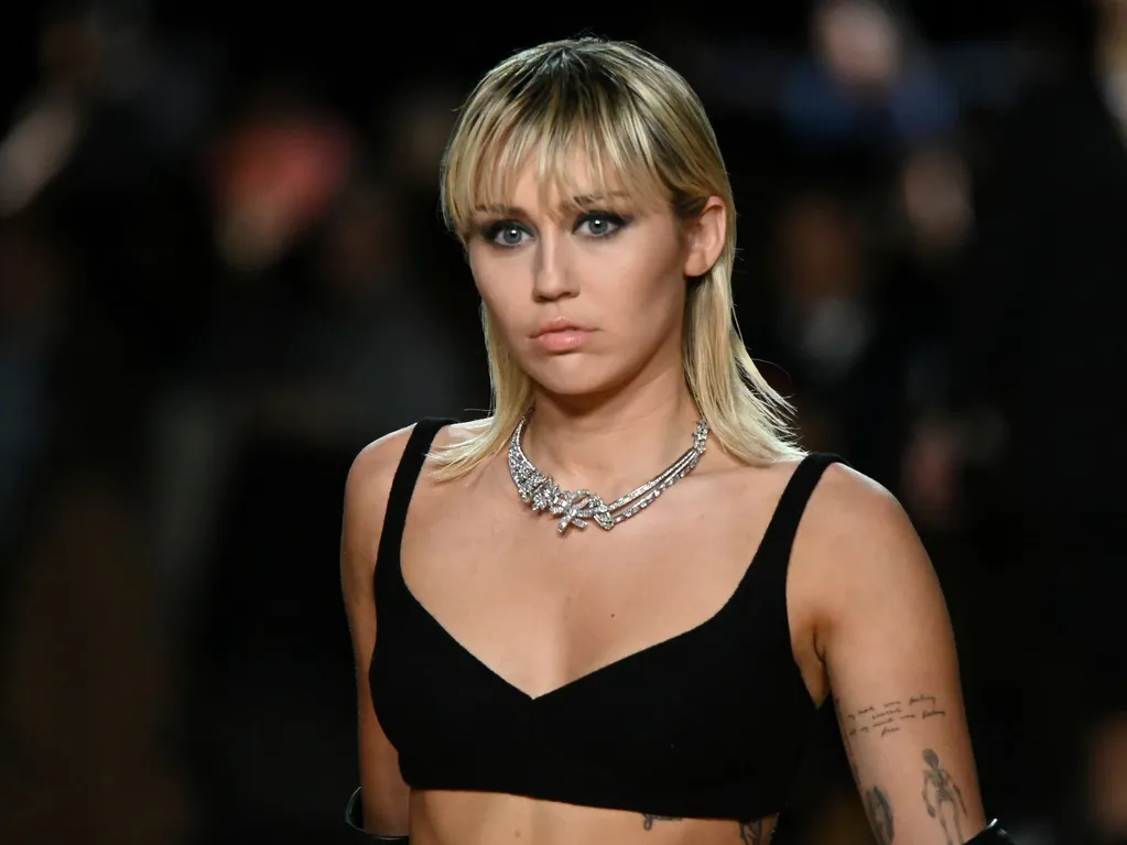 Miley Cyrus hizo un gesto similar al del Dibu Martínez y recorrió la web.