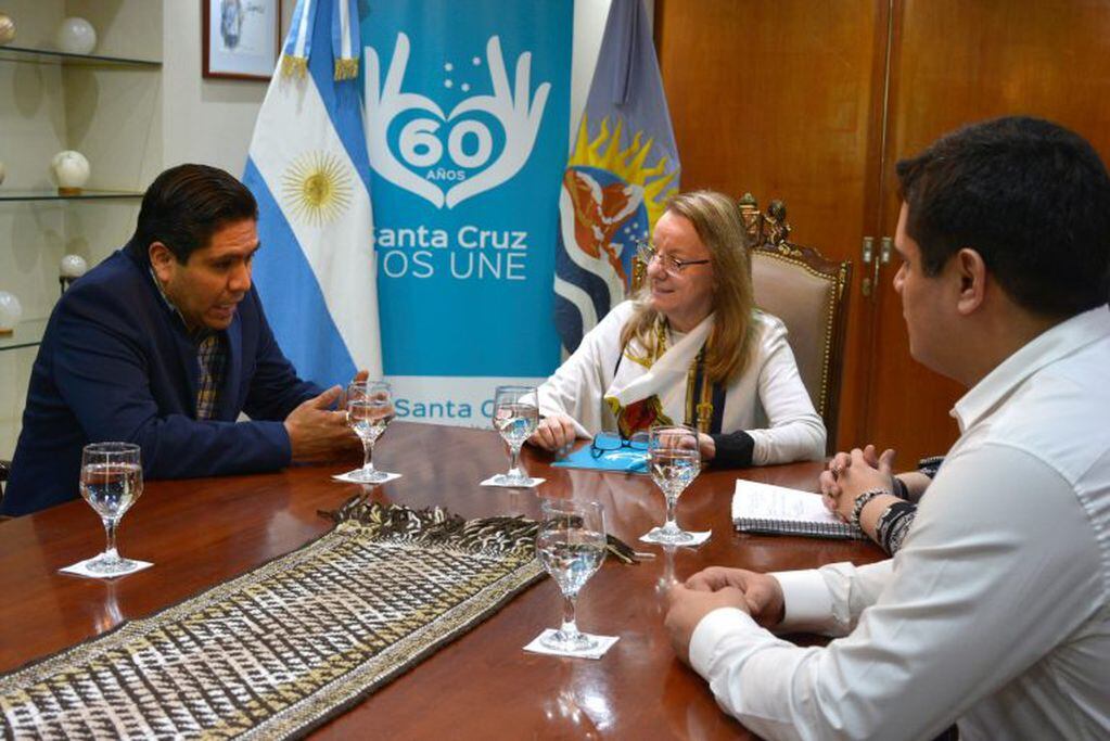 Alicia Kirchner en reunión con el Consul de Bolivia