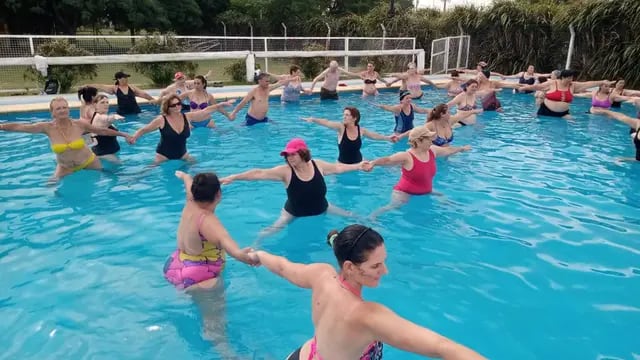 Yoga en el agua, una atractiva actividad para el verano