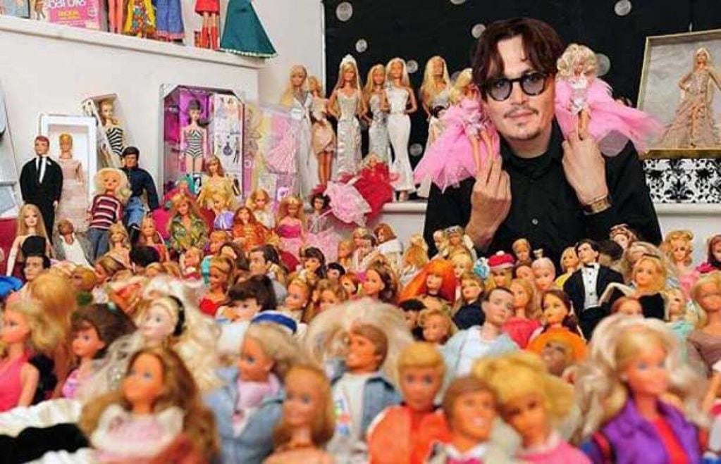 Johnny Depp con su colección de muñecas.